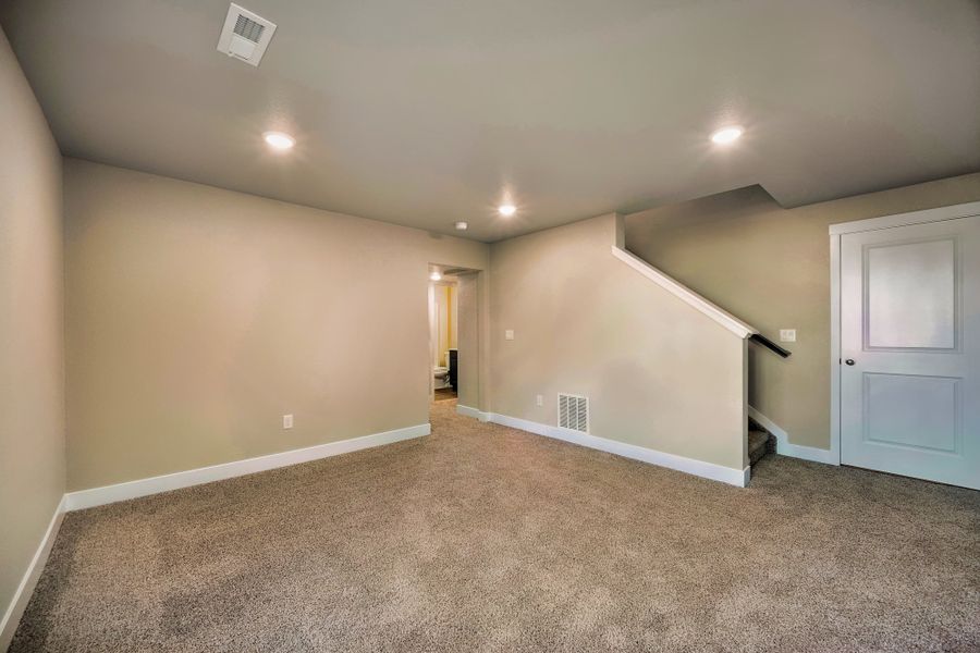 Spacious, unfurnished interior of a new home in Ridge at Lorson Ranch, Colorado Springs (Image 33).