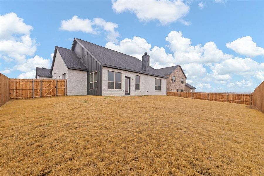 Exterior details and patio area of a home in , Venus (Image 3).