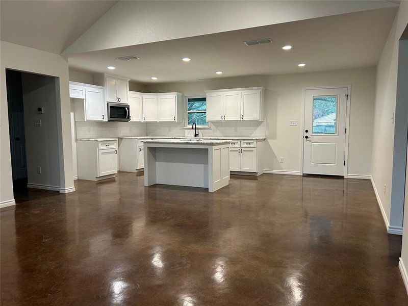Spacious, unfurnished interior of a new home in , Grandview (Image 10).
