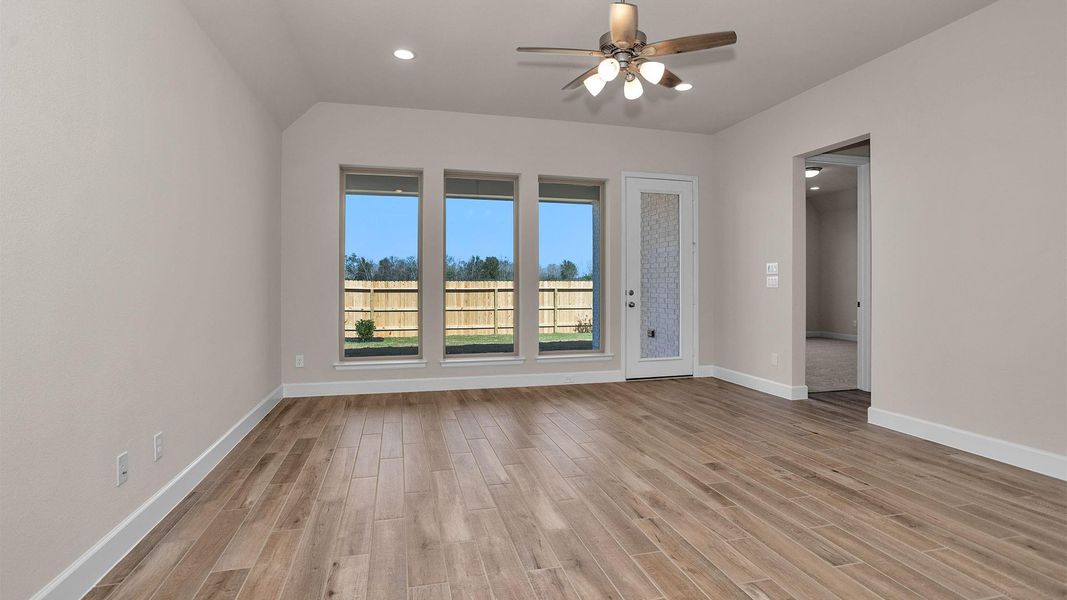 Spacious, unfurnished interior of a new home in Valencia, Manvel (Image 13).