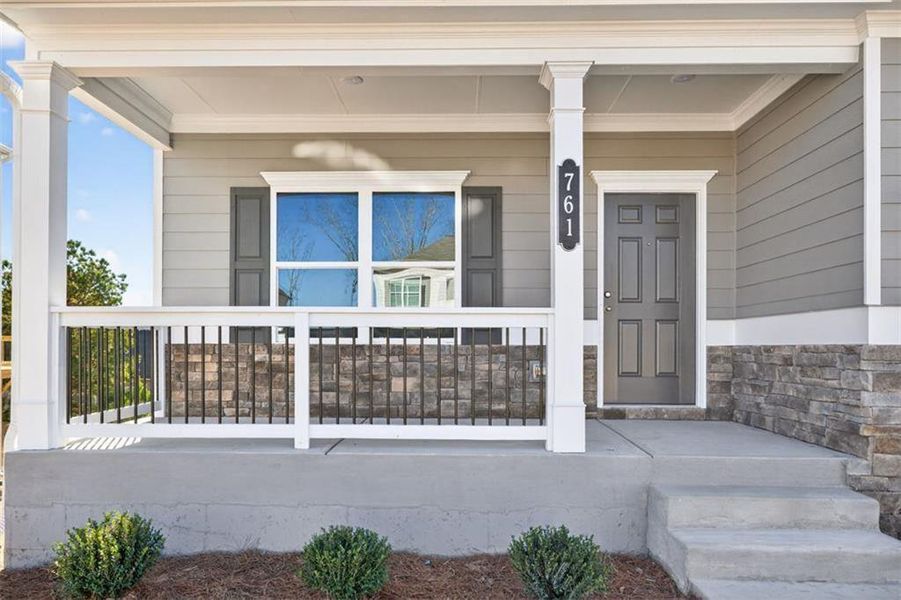 Exterior details and patio area of a home in Victoria Heights, Dallas (Image 4).
