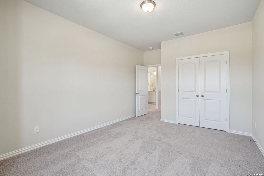 Spacious, unfurnished interior of a new home in Meyer Ranch - Enclave, New Braunfels (Image 39).