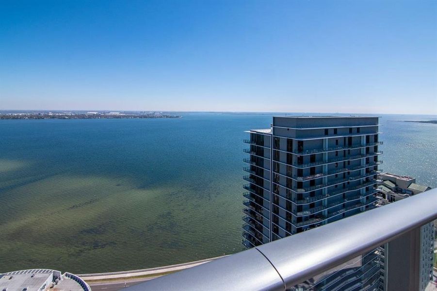 Condo located in Tampa, FL showcasing its design and architecture (Image 33).