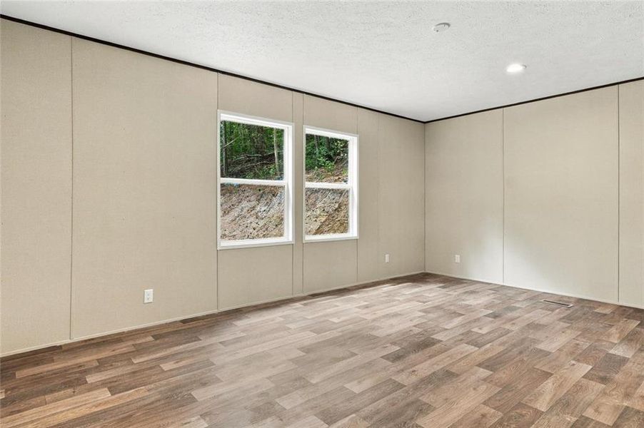 Spacious, unfurnished interior of a new home in , Jasper (Image 15).