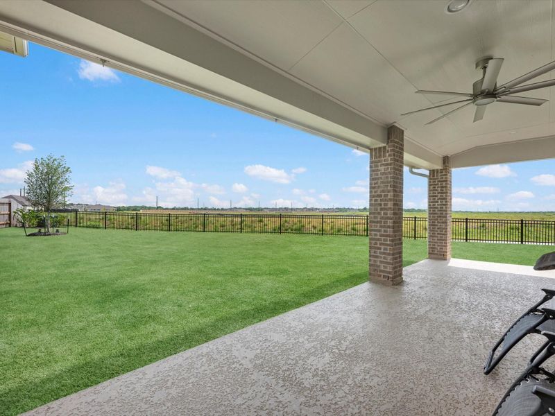 Exterior details and patio area of a home in Valencia, Manvel (Image 4).