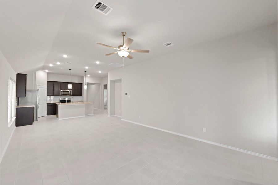Spacious, unfurnished interior of a new home in The Trails, New Caney (Image 24).