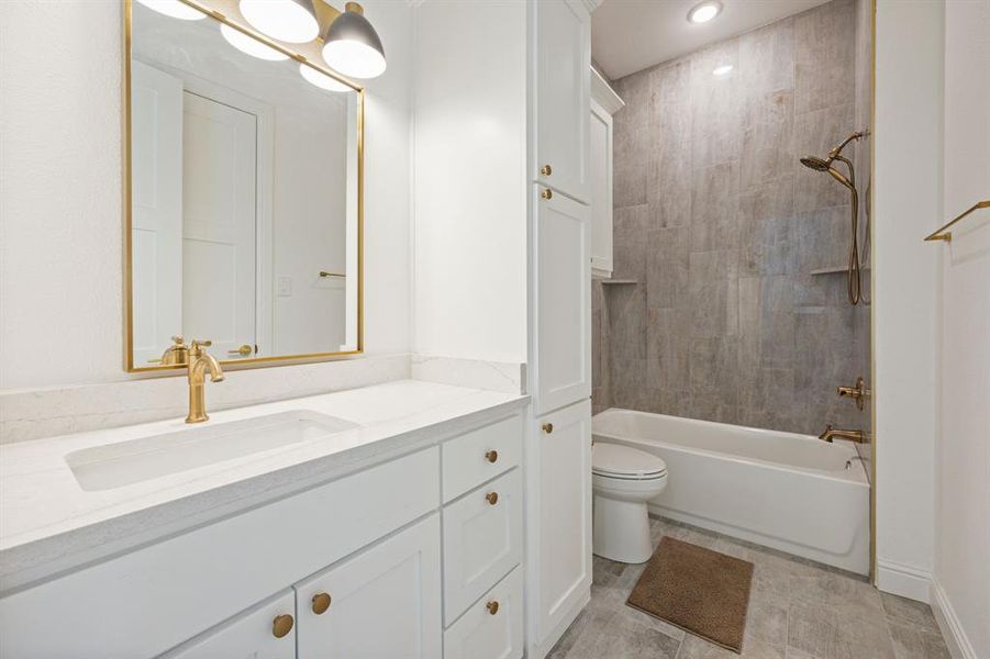 Furnished interior view inside a new home in , Northlake (Image 33).