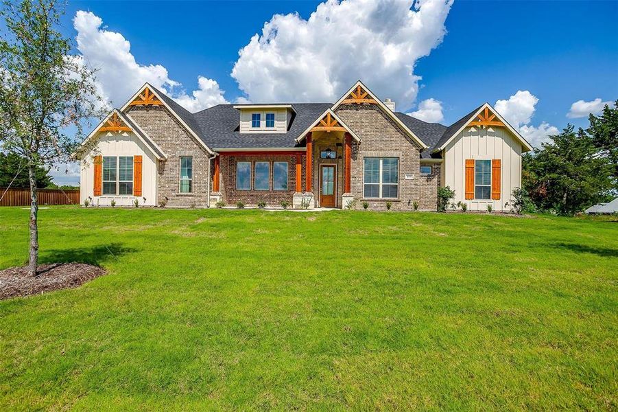 Craftsman inspired home featuring a front yard