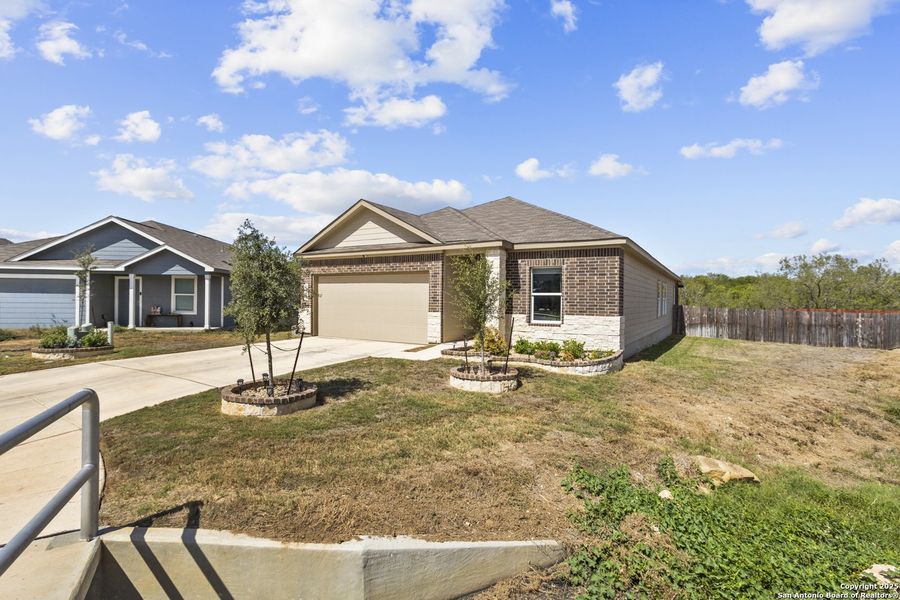 Exterior details and patio area of a home in , San Antonio (Image 22).