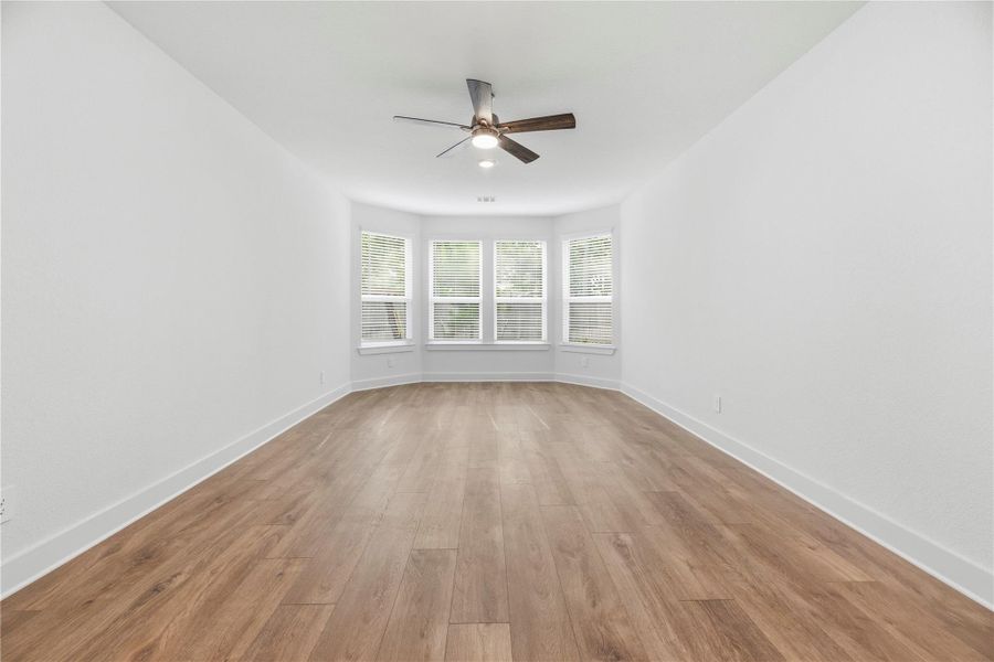 Large primary retreat with a sitting area and an en-suite bathroom.