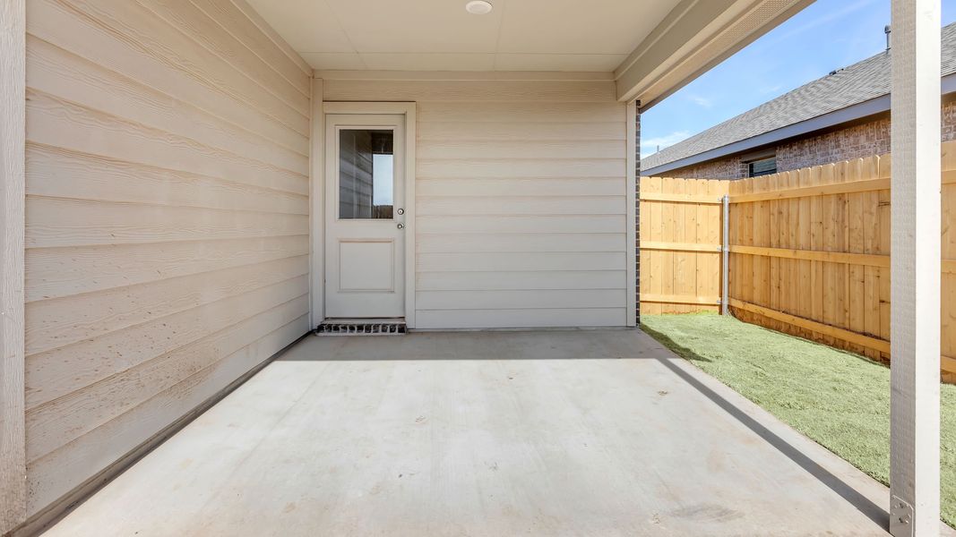 Exterior details and patio area of a home in Terra Vista, Lubbock (Image 3).