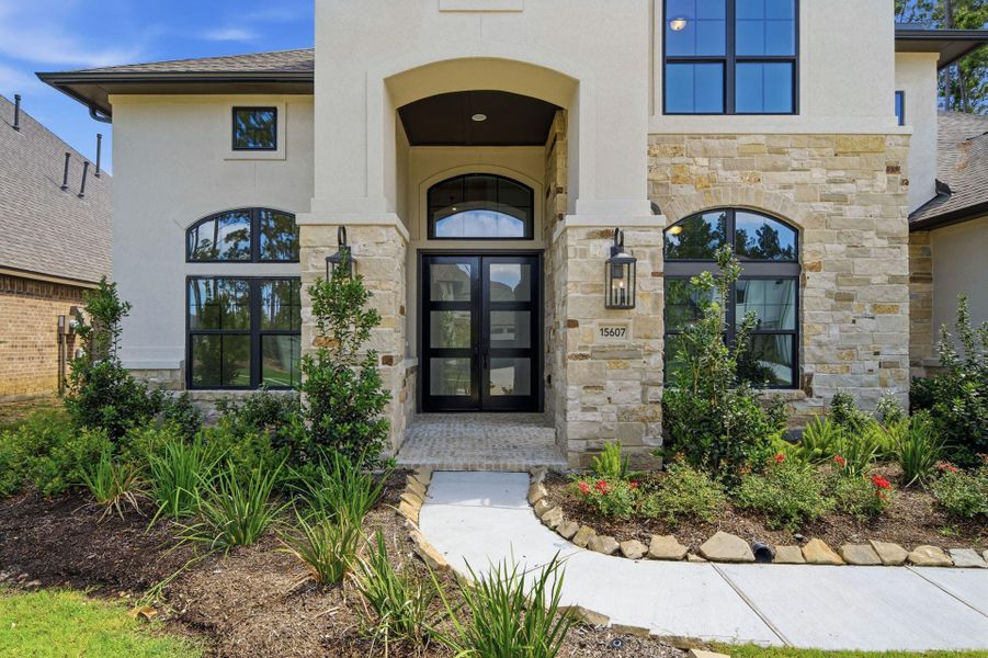 Exterior details and patio area of a home in Artavia 70′, Conroe (Image 25).