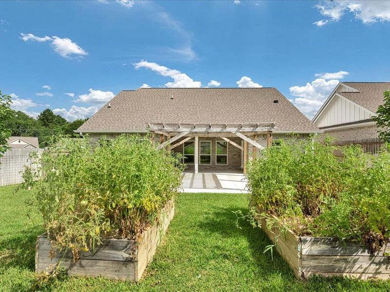 Exterior details and patio area of a home in , Lufkin (Image 29).