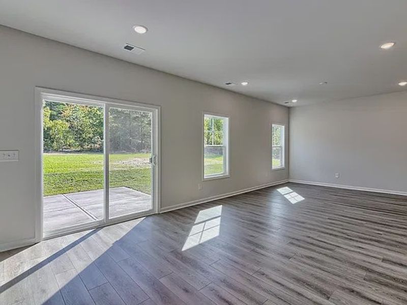 Spacious, unfurnished interior of a new home in Amber Hill, West Columbia (Image 7).