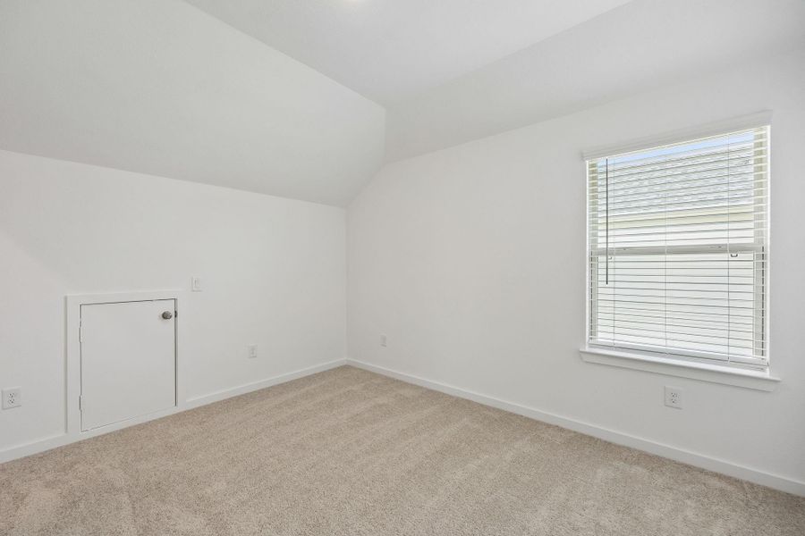Spacious, unfurnished interior of a new home in Ellerden, Tomball (Image 9).