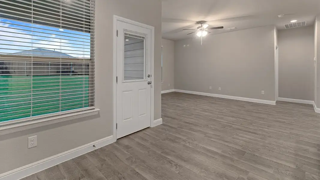 Spacious, unfurnished interior of a new home in Bluestem, Rhome (Image 14).