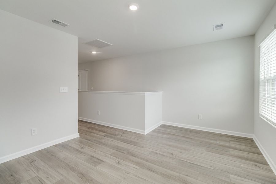 Spacious, unfurnished interior of a new home in Ellington, Elgin (Image 27).