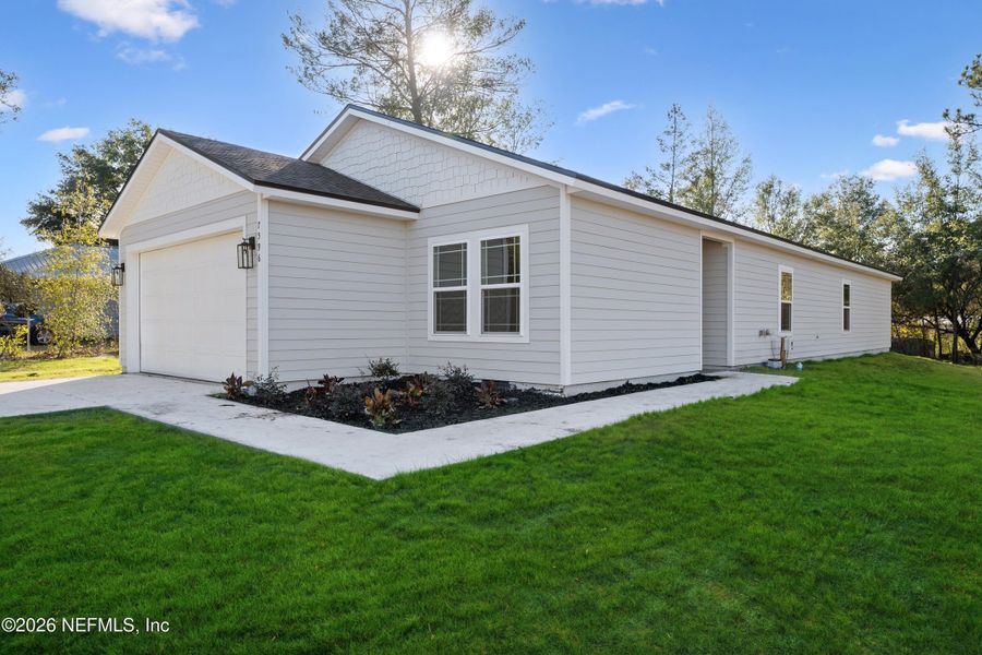 Exterior details and patio area of a home in , Keystone Heights (Image 16).