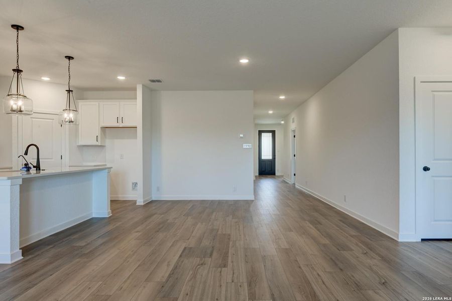 Spacious, unfurnished interior of a new home in Nopal Valley, San Antonio (Image 19).