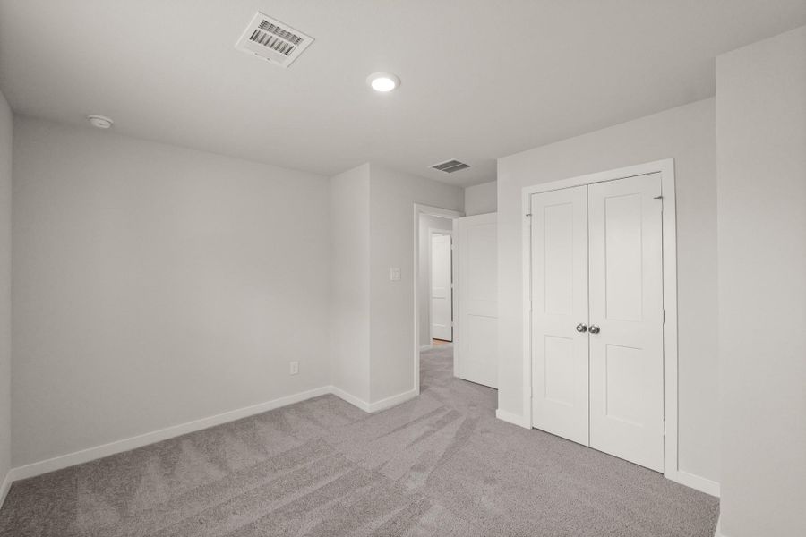 Spacious, unfurnished interior of a new home in Lakes at Crockett Martin, Conroe (Image 19).
