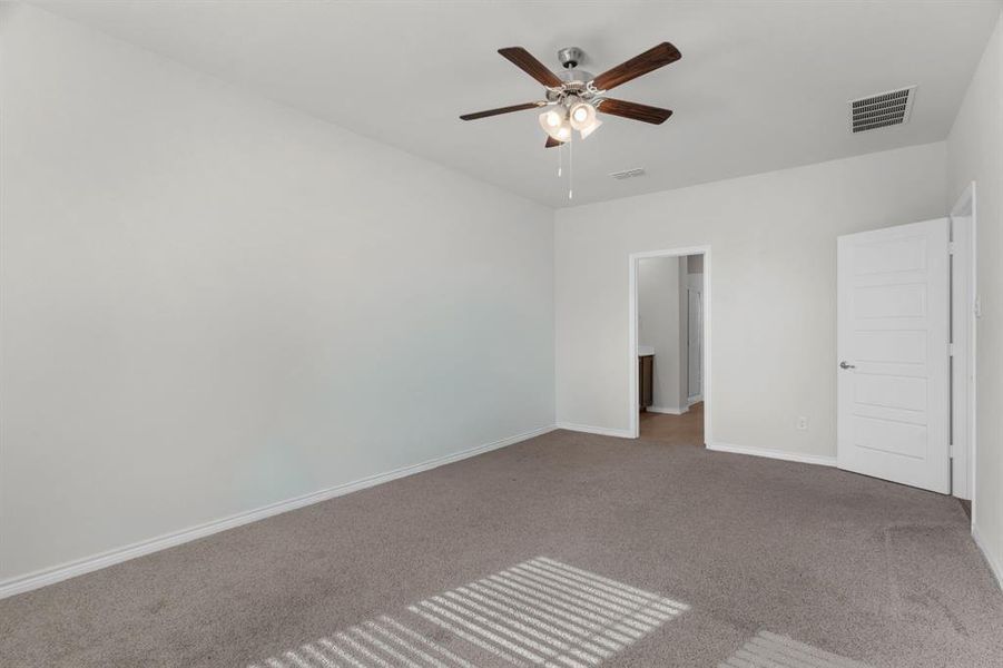 Spacious, unfurnished interior of a new home in , Aubrey (Image 20).