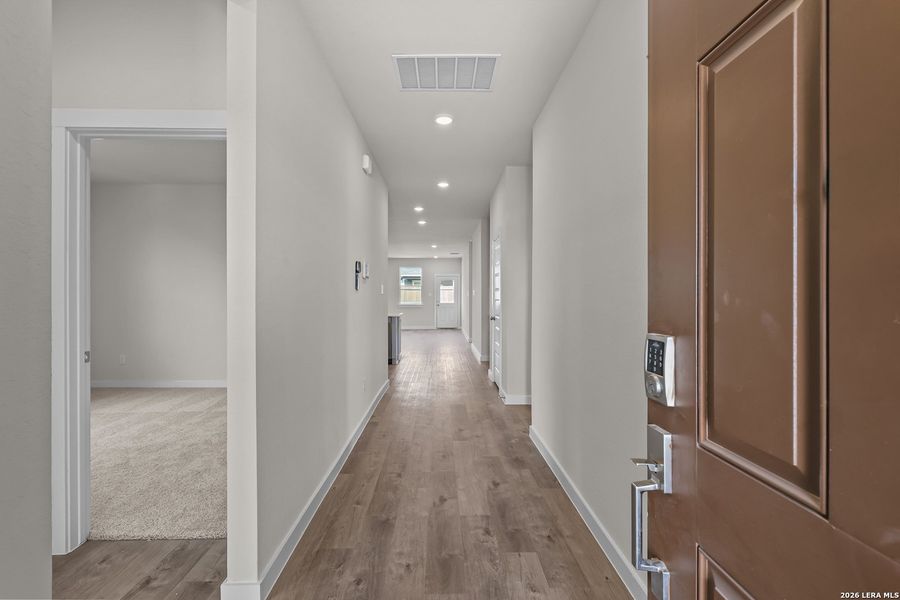Spacious, unfurnished interior of a new home in Hiddenbrooke, Seguin (Image 23).