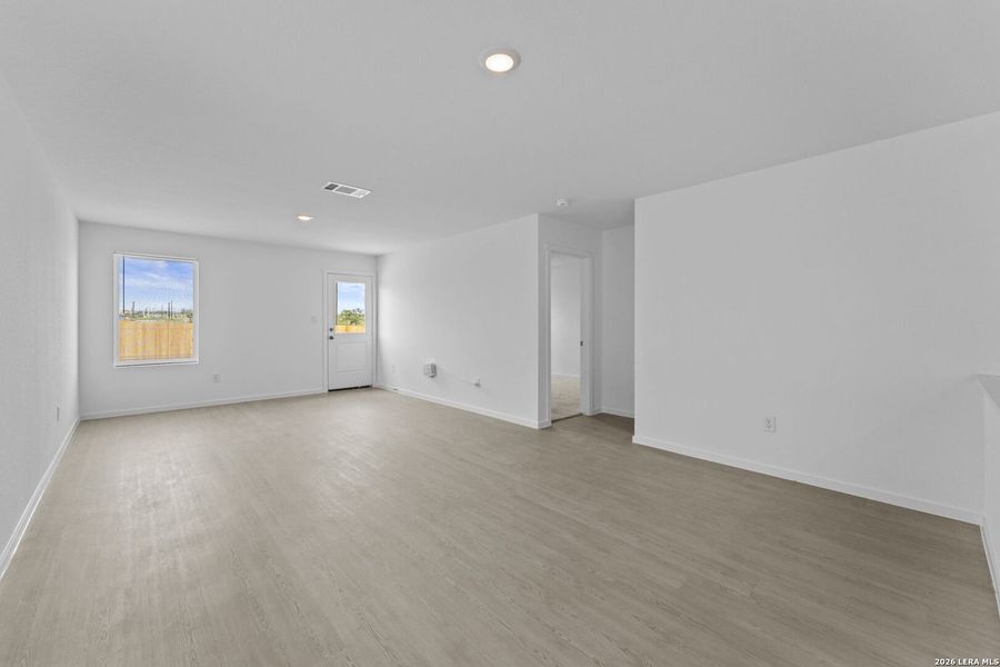 Spacious, unfurnished interior of a new home in Spring Grove, San Antonio (Image 12).
