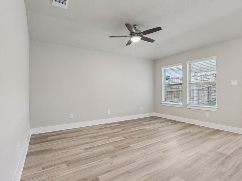 Spacious, unfurnished interior of a new home in Remington Ranch, San Antonio (Image 17).