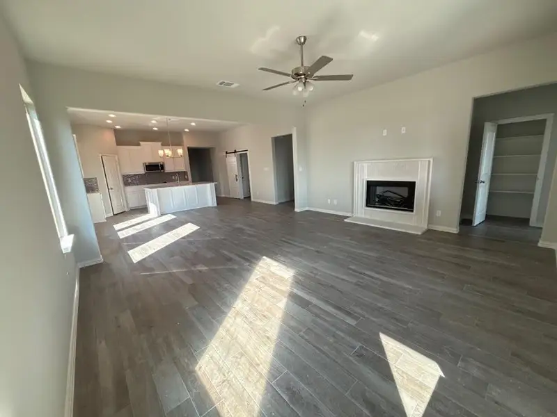 Spacious, unfurnished interior of a new home in Waterford Park, Weatherford (Image 7).