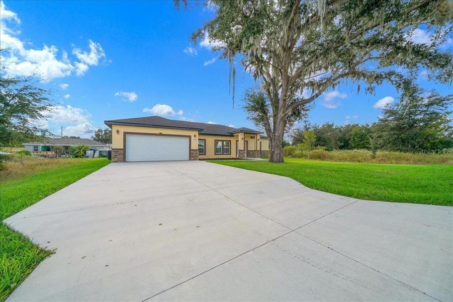 Exterior details and patio area of a home in , Dunnellon (Image 3). Exterior details and patio area of a home in , Dunnellon (Image 3).