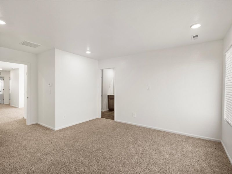 Spacious, unfurnished interior of a new home in Skyview at High Point, Aurora (Image 13).