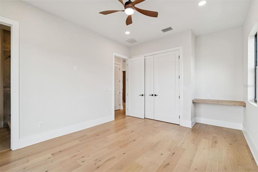 Spacious, unfurnished interior of a new home in , Tampa (Image 37).