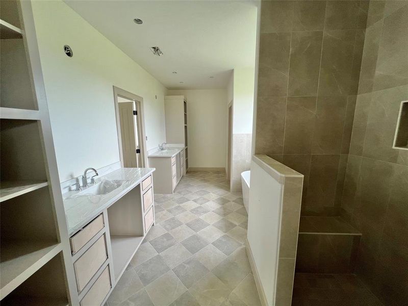 Spacious, unfurnished interior of a new home in , Angleton (Image 39).