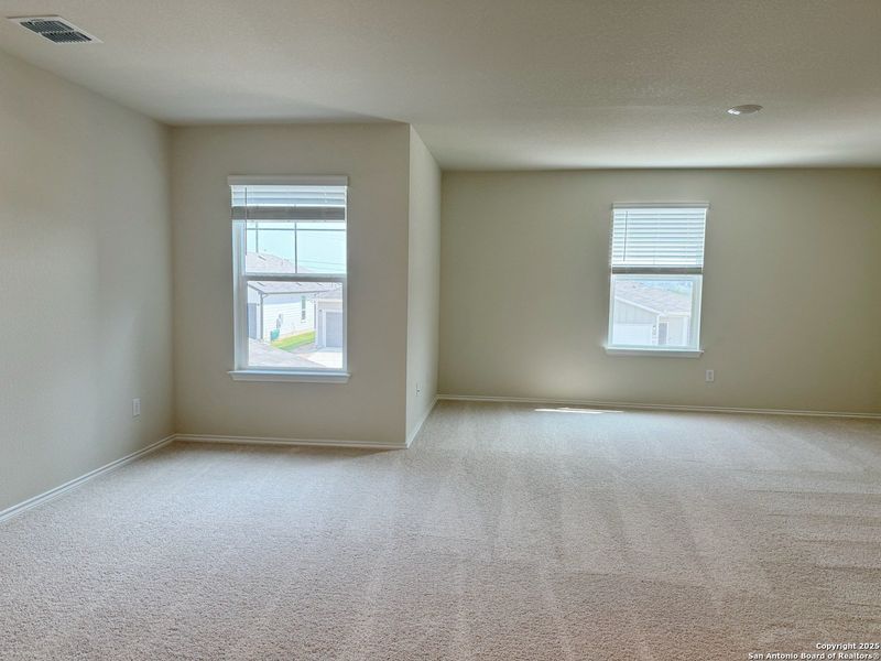 Spacious, unfurnished interior of a new home in Santa Clara, Converse (Image 14). Spacious, unfurnished interior of a new home in Santa Clara, Converse (Image 14).