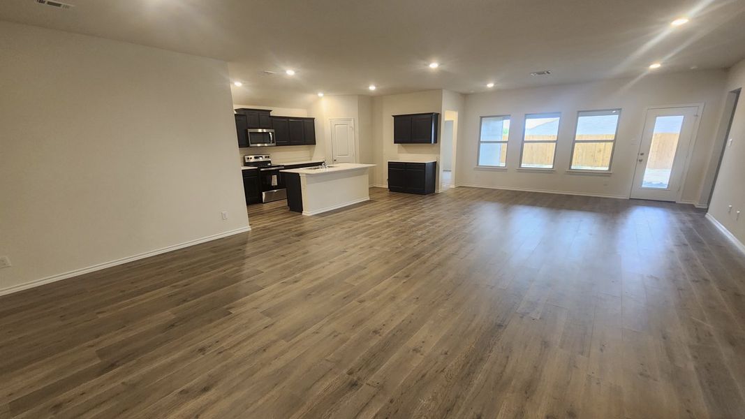 Spacious, unfurnished interior of a new home in Saddlebrook, Waxahachie (Image 15). Spacious, unfurnished interior of a new home in Saddlebrook, Waxahachie (Image 15).