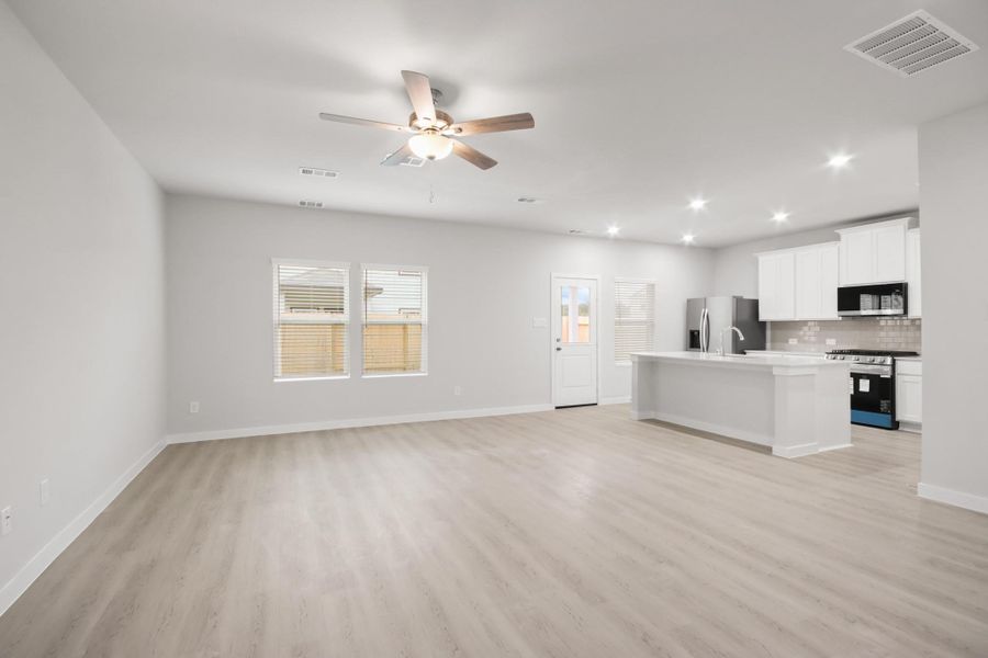 Spacious, unfurnished interior of a new home in Lakes at Black Oak, Magnolia (Image 19).