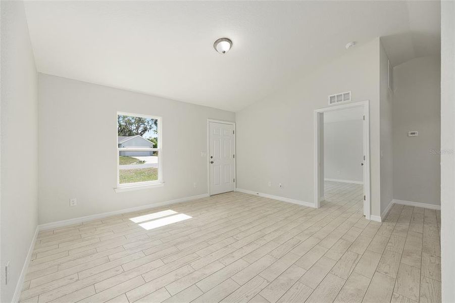 Spacious, unfurnished interior of a new home in , Ocala (Image 31).