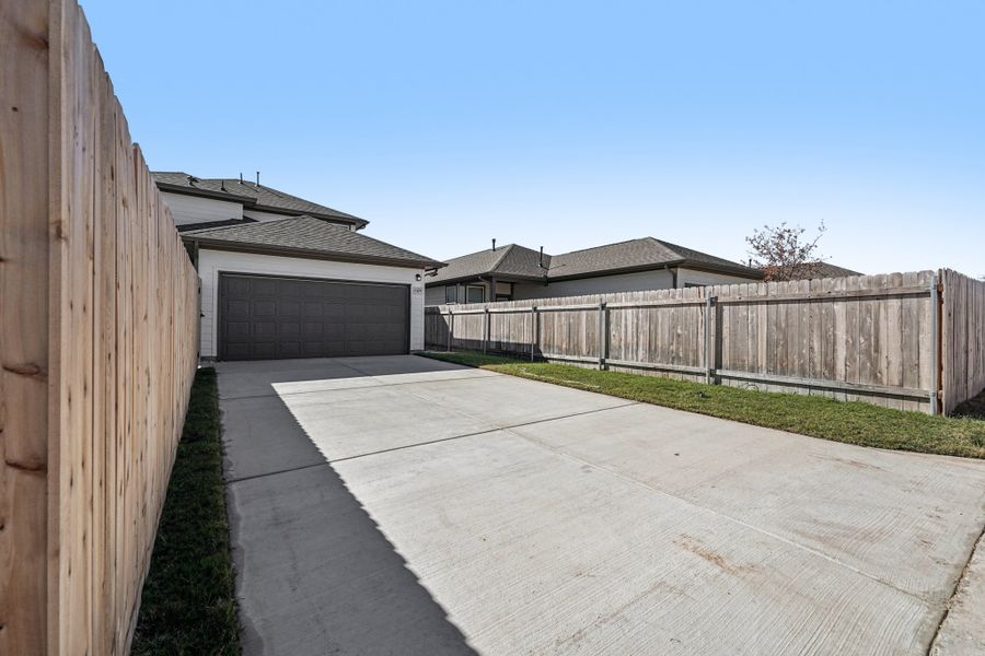 Exterior details and patio area of a home in Porter Country, Buda (Image 3).