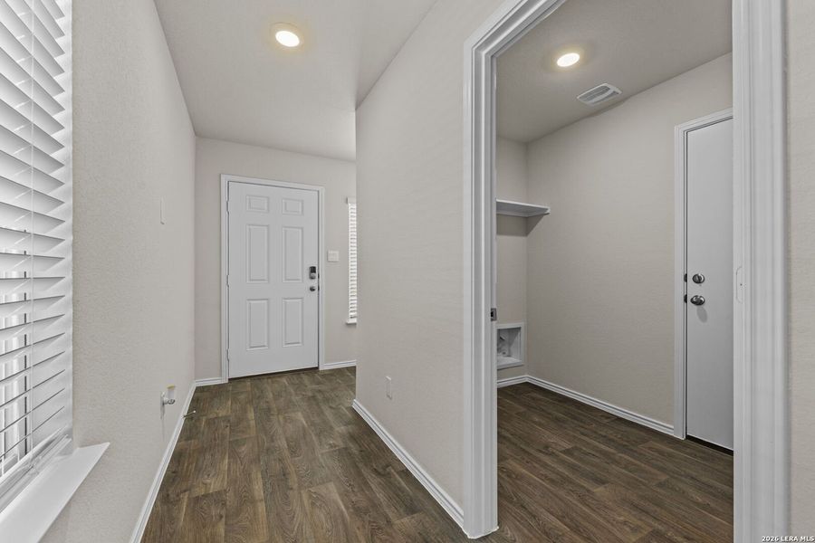 Spacious, unfurnished interior of a new home in Winding Creek, New Braunfels (Image 14).