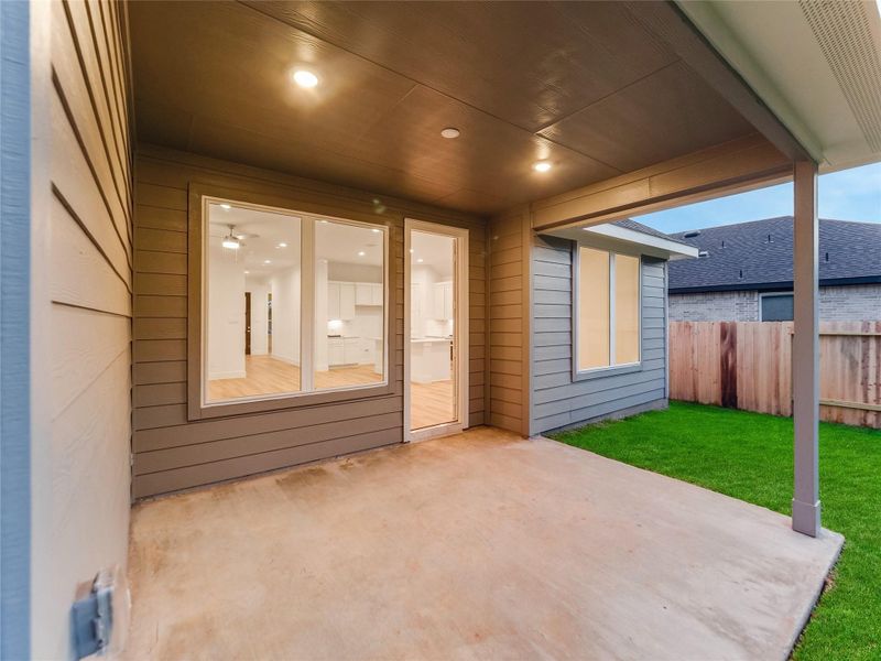 Spacious, unfurnished interior of a new home in Silverthorne, Conroe (Image 16). Spacious, unfurnished interior of a new home in Silverthorne, Conroe (Image 16).