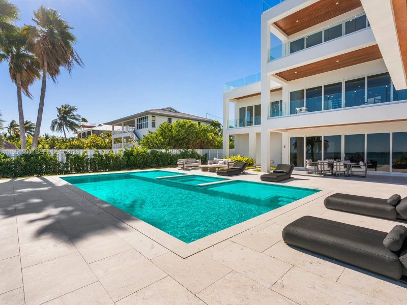 Community amenities in , Marathon (Image 64).