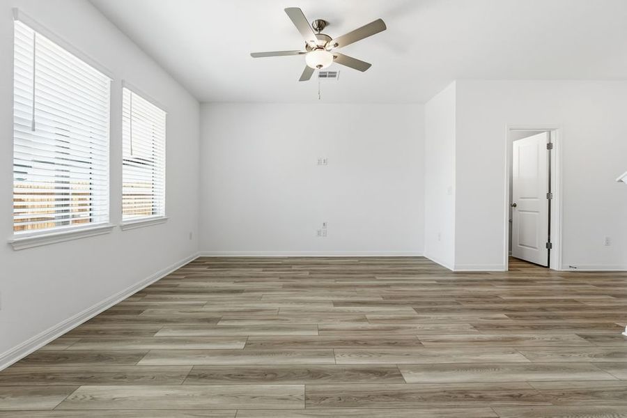Spacious, unfurnished interior of a new home in Longview, Del Valle (Image 10).