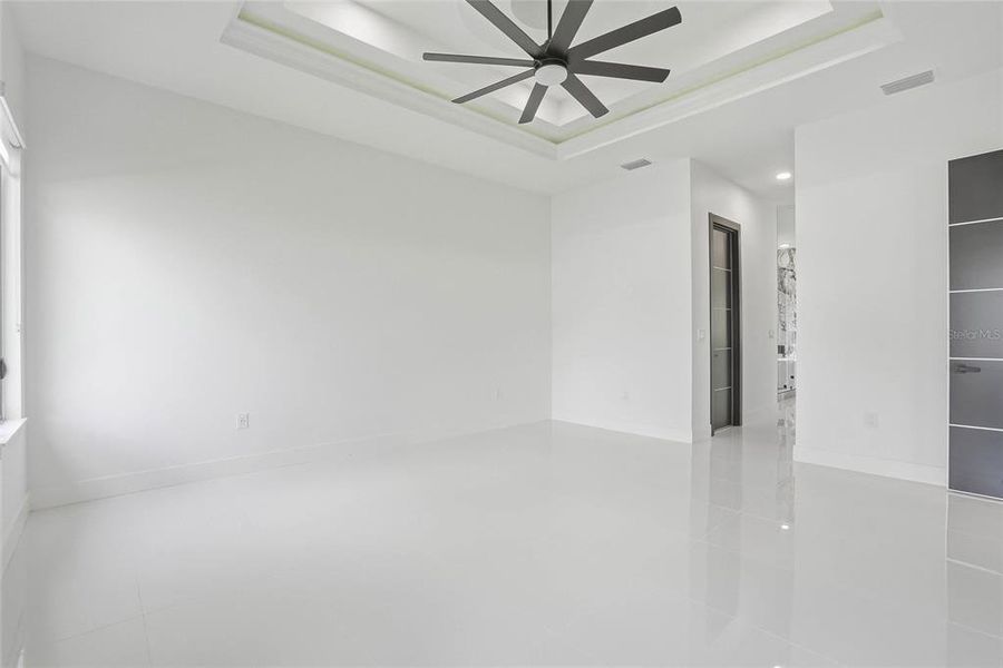 Spacious, unfurnished interior of a new home in , Tampa (Image 24).