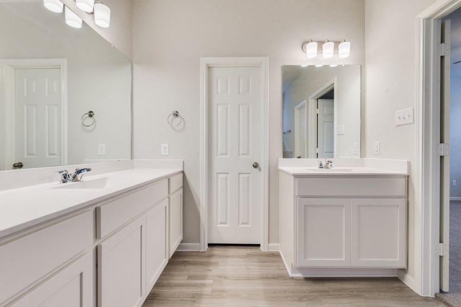 Representative furnished interior of a home built from the Floor Plan 1784 by Colina Homes in Tidwell Lakes, Houston (Image 17).