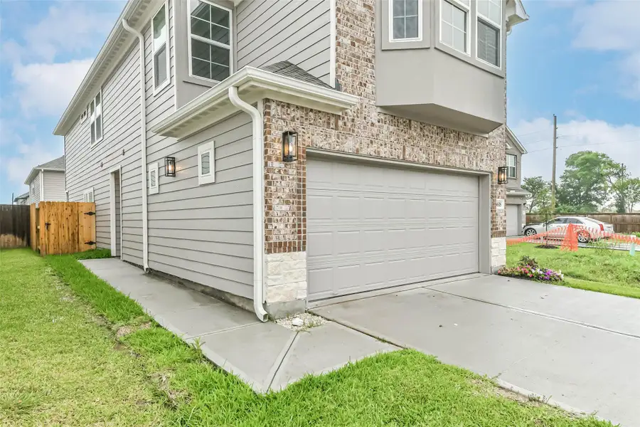 Exterior details and patio area of a home in , Missouri City (Image 3).