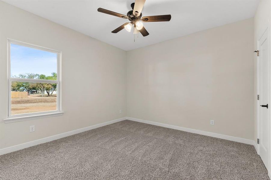 Unfurnished room with carpet and a ceiling fan