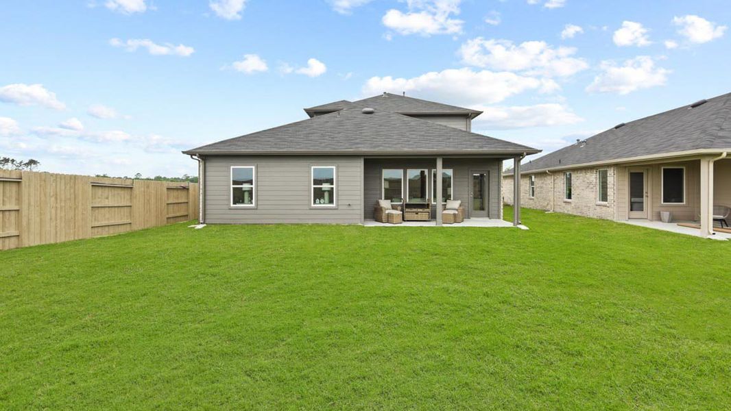Exterior details and patio area of a home in Lake Conroe Cove, Willis (Image 23).