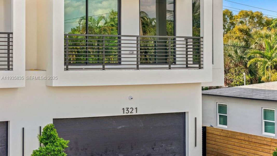 Exterior details and patio area of a home in , Fort Lauderdale (Image 15).