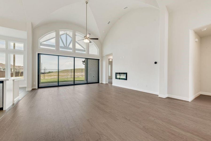 Spacious, unfurnished interior of a new home in Breezy Hill, Rockwall (Image 26). Spacious, unfurnished interior of a new home in Breezy Hill, Rockwall (Image 26).