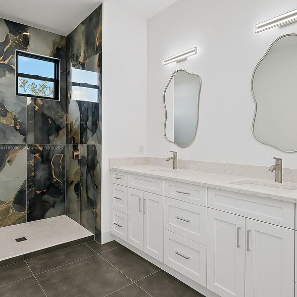 Spacious, unfurnished interior of a new home in , Naples (Image 30).